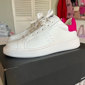 Brand New Kenneth Cole Sneakers Size 5